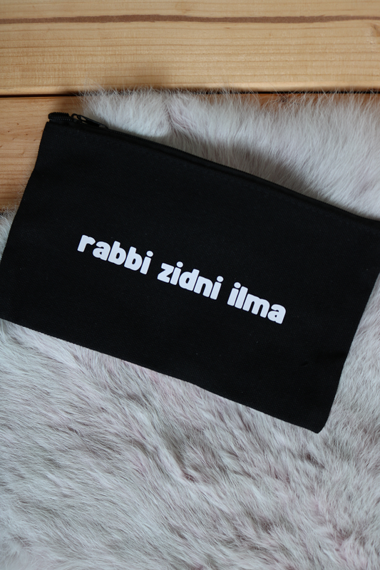 Etui 'rabbi zidni ilma' met witte opdruk