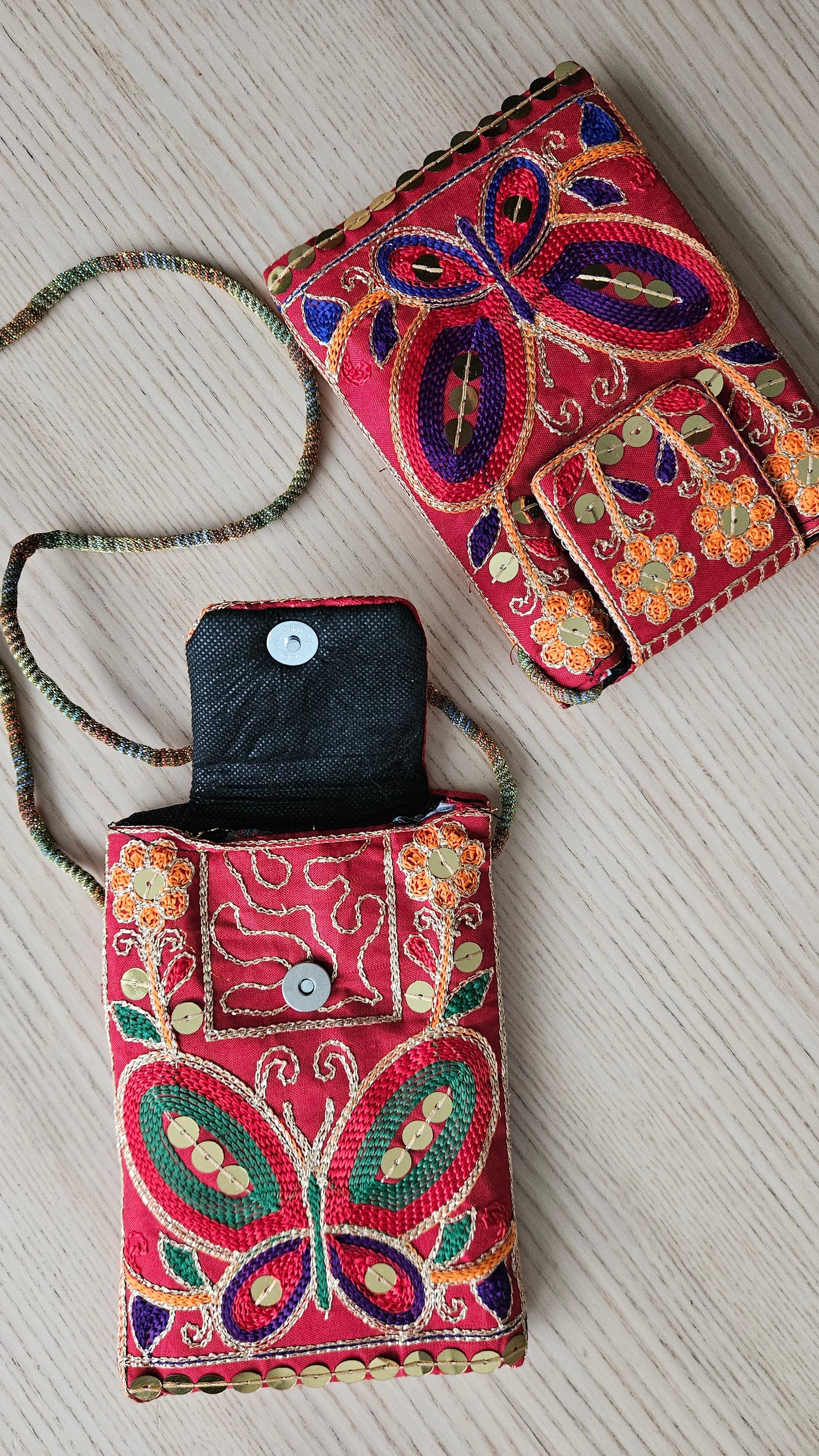 Traditioneel tasje met drukknoopje